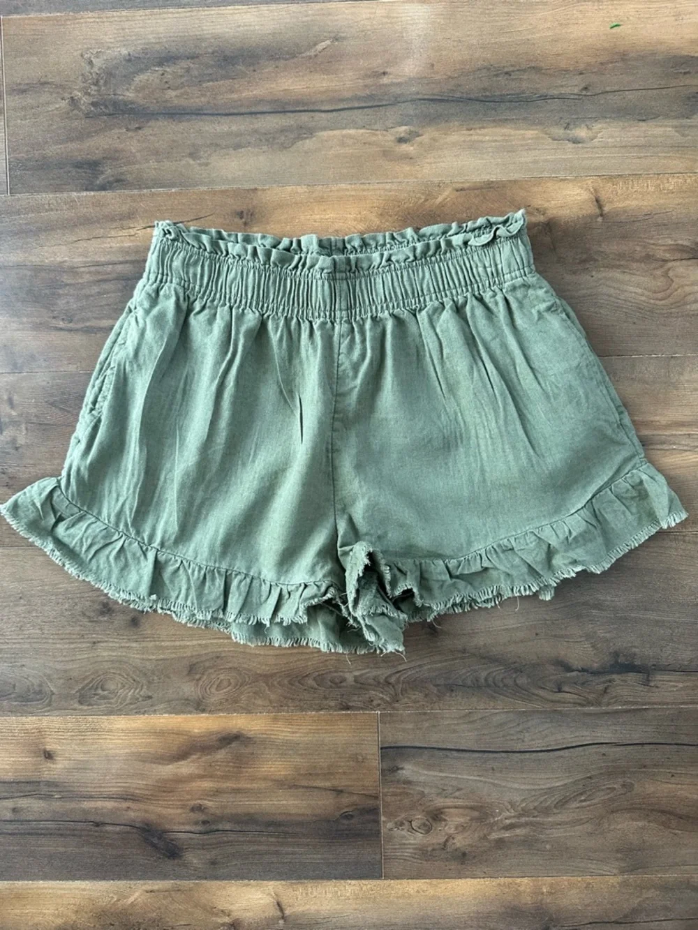 Aerie Olive Green Ruffle Shorts Paperbag Waist Boho Festival S - Picture 1 of 4